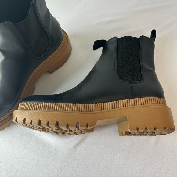 Black with tan rubber soles H&M Chelsea Boots. - Picture 5 of 9